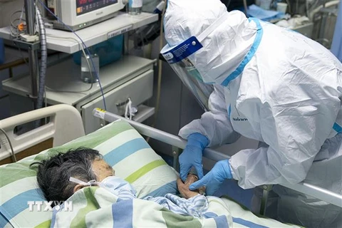 Chăm sóc bệnh nhân bệnh viêm phổi do nhiễm virus corona tại bệnh viện ở Vũ Hán, Trung Quốc, ngày 24/1. (Nguồn: THX/TTXVN) 