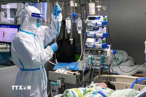Chăm sóc bệnh nhân bị viêm phổi do nhiễm virus corona tại bệnh viện ở Vũ Hán, Trung Quốc, ngày 24/1. (Nguồn: THX/TTXVN) 