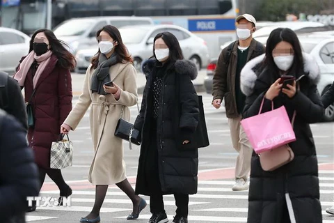 Người dân đeo khẩu trang để phòng tránh lây nhiễm virus corona tại thủ đô Seoul, Hàn Quốc, ngày 29/1/2020. (Nguồn: Yonhap/TTXVN) 
