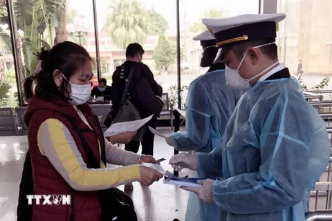 Tại cửa khẩu Móng Cái, cán bộ Kiểm dịch Y tế Quốc tế Quảng Ninh tăng cường giám sát khách nhập cảnh. (Nguồn: TTXVN) 