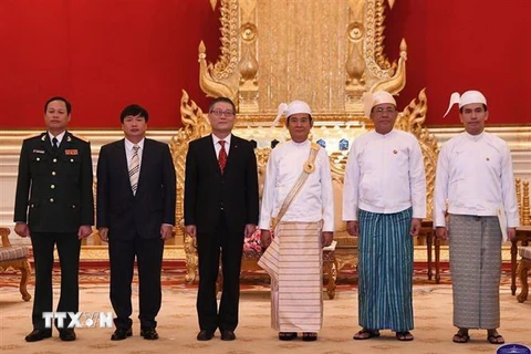 Đại sứ Việt Nam tại Myanmar Lý Quốc Tuấn chụp ảnh lưu niệm với Tổng thống Myanmar U Win Myint. (Nguồn: TTXVN) 