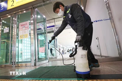 Tiến hành khử trùng nhằm phòng ngừa dịch bệnh viêm phổi do virus corona mới tại nhà ga Seoul, Hàn Quốc ngày 27/1/2020. (Nguồn: YONHAP/TTXVN) 