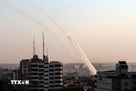 Khói bốc lên sau một vụ không kích của Israel xuống thành phố Gaza ngày 15/1/2020. (Nguồn: AFP/TTXVN) 