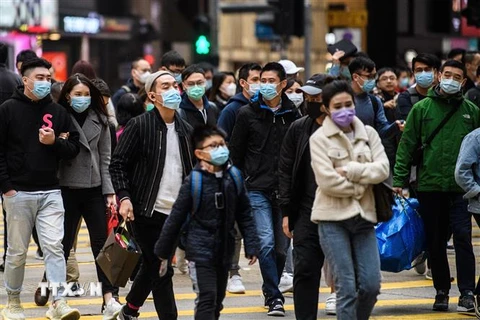 Đeo khẩu trang phòng lây nhiễm virus corona tại Hong Kong, Trung Quốc, ngày 27/1. (Nguồn: AFP/TTXVN) 