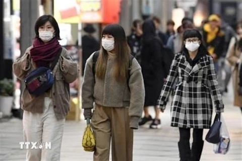 Người dân đeo khẩu trang đề phòng lây nhiễm virus corona tại Nara, Nhật Bản. (Nguồn: Kyodo/TTXVN) 