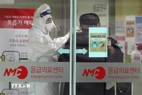 Nhân viên y tế kiểm tra thân nhiệt hành khách tại bệnh viện trung tâm Seoul, Hàn Quốc ngày 27/1/2020. (Nguồn: YONHAP/TTXVN) 