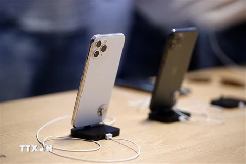 Mẫu điện thoại iPhone 11 Pro của Apple được trưng bày tại một cửa hàng. (Nguồn: THX/TTXVN) 