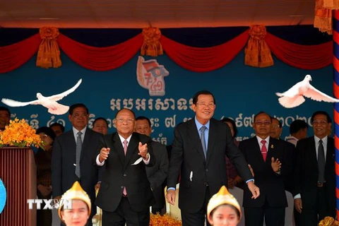 Thủ tướng Campuchia Samdech Techo Hun Sen (giữa, phải) và Chủ tịch Quốc hội Samdech Heng Samrin (giữa, trái). (Nguồn: AFP/TTXVN) 