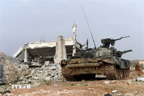 Các lực lượng Chính phủ Syria tuần tra tại khu vực ngoại ô thị trấn Khan Tuman, tỉnh Aleppo, ngày 29/1/2020. (Nguồn: AFP/ TTXVN) 