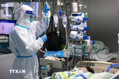 Điều trị cho bệnh nhân nhiễm virus corona tại bệnh viện ở Vũ Hán, tỉnh Hồ Bắc, Trung Quốc ngày 24/1/2020. (Nguồn: THX/TTXVN) 