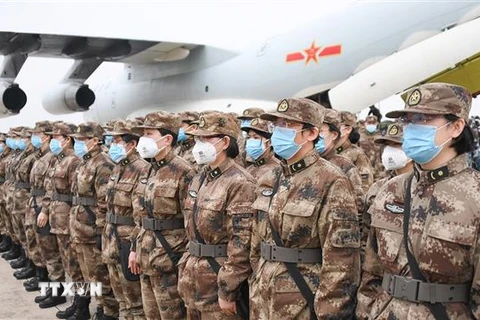 Nhân viên y tế từ các lực lượng vũ trang được điều tới bệnh viện dã chiến ở thành phố Vũ Hán, ở tỉnh Hồ Bắc, ngày 2/2/2020. (Nguồn: THX/TTXVN) 