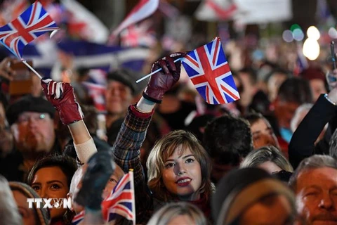 Người dân ủng hộ Brexit tập trung tại Quảng trường Nghị viện Anh ở London, chào mừng thời khắc 23 giờ GMT tối 31/1/2020, thời điểm Anh chính thức rời EU. (Nguồn: AFP/TTXVN) 