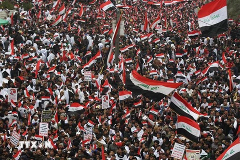 Hàng nghìn người Iraq tuần hành tại trung tâm thủ đô Baghdad yêu cầu Mỹ rút quân khỏi nước này ngày 24/1/2020. (Nguồn: AFP/TTXVN) 