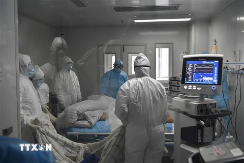 Nhân viên y tế điều trị cho bệnh nhân nhiễm virus corona chủng mới tại phòng cách ly ở bệnh viện Phúc Châu, tỉnh Phúc Kiến, Đông Nam Trung Quốc, ngày 31/1/2020. (Nguồn: THX/TTXVN) 