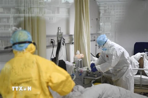 Nhân viên y tế chăm sóc bệnh nhân viêm đường hô hấp cấp do chủng virus corona mới tại bệnh viện ở Trùng Khánh, Trung Quốc, ngày 1/2/2020. (Nguồn: THX/TTXVN) 