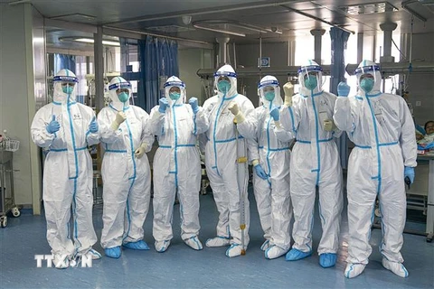 Nhân viên y tế làm việc tại bệnh viện ở Vũ Hán, Trung Quốc, ngày 24/1/2020. (Nguồn: THX/TTXVN) 