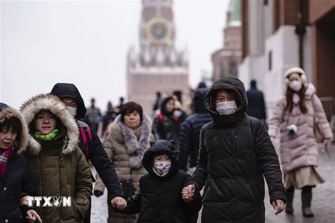 Người dân Nga đeo khẩu trang phòng ngừa lây lan virus corona tại Moskva, Nga, ngày 29/1/2020. (Nguồn: AFP/TTXVN) 