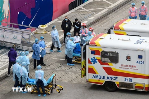 Hành khách được chuyển từ tàu du lịch World Dream lên xe cứu thương để đi xét nghiệm khả năng nhiễm virus corona chủng mới, tại Hong Kong, Trung Quốc, ngày 5/2/2020. (Nguồn: AFP/TTXVN) 