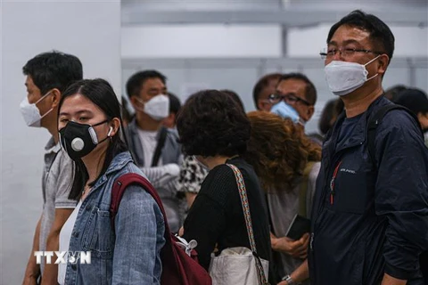 Người dân đeo khẩu trang để phòng tránh lây nhiễm virus corona chủng mới tại sân bay quốc tế Kuala Lumpur ở Sepang, Malaysia, ngày 29/1/2020. (Nguồn: AFP/TTXVN) 