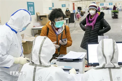 Nhân viên y tế tiếp nhận bệnh nhân tại một bệnh viện ở Vũ Hán, Trung Quốc ngày 10/2/2020. (Nguồn: THX/TTXVN) 