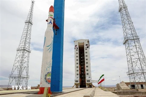 Tên lửa đẩy Simorgh (Phoenix) mang theo vệ tinh được đặt vào bệ phóng tại một cơ sở bí mật ở Iran ngày 27/7/2017. (Nguồn: AFP/TTXVN) 