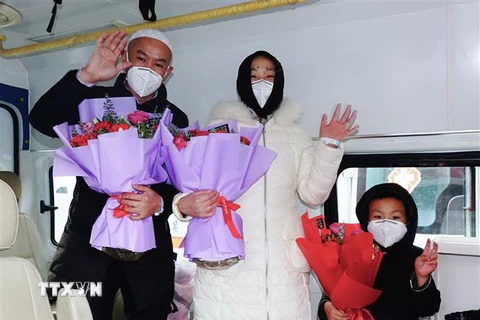 Bệnh nhân nhiễm COVID-19 được xuất viện sau khi khỏi bệnh, tại tỉnh Thanh Hải, Trung Quốc, ngày 5/2/2020. (Nguồn: THX/ TTXVN) 