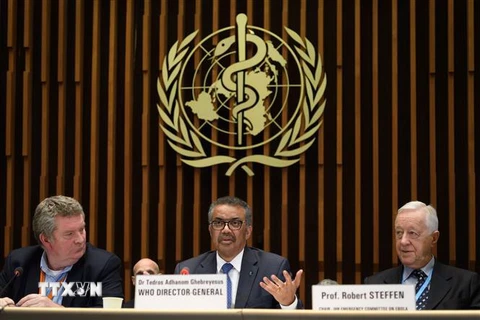 Tổng Giám đốc Tổ chức Y tế Thế giới (WHO) Tedros Adhanom Ghebreyesus (giữa) trong cuộc họp báo sau Hội nghị quốc tế về virus corona chủng mới COVID-19 tại Geneva, Thụy Sĩ ngày 12/2/2020. (Nguồn: AFP/TTXVN) 
