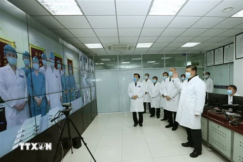 Chủ tịch Trung Quốc Tập Cận Bình thị sát công tác điều trị cho bệnh nhân nhập viện do nhiễm virus nCov tại một bệnh viện ở thủ đô Bắc Kinh ngày 10/2/2020. (Nguồn: THX/TTXVN) 