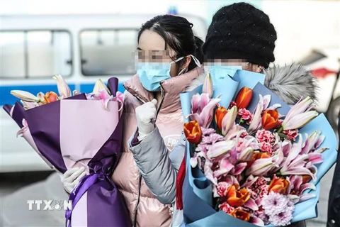Bệnh nhân nhiễm COVID-19 được xuất viện sau khi khỏi bệnh, tại Thẩm Dương, tỉnh Liêu Ninh, Trung Quốc, ngày 9/2/2020. (Nguồn: THX/TTXVN) 