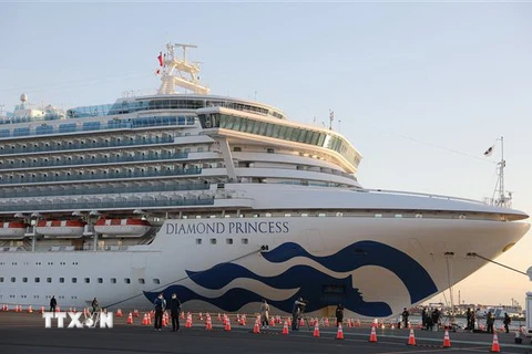 Du thuyền Diamond Princess được cách ly tại cảng Yokohama của Nhật Bản sau khi nhà chức trách phát hiện các trường hợp nhiễm dịch viêm đường hô hấp cấp COVID-19, ngày 6/2/2020. (Nguồn: THX/TTXVN) 