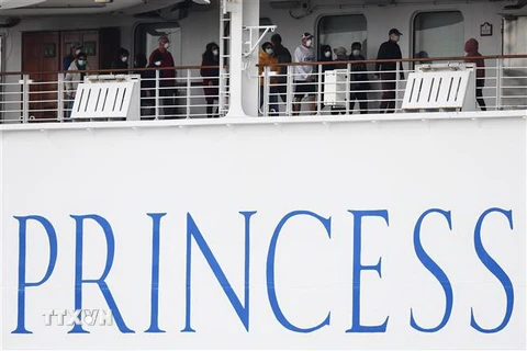 Hành khách trên du thuyền Diamond Princess tại cảng Daikoku, Yokohama, Nhật Bản, ngày 14/2/2020. (Nguồn: AFP/TTXVN) 