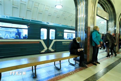 Những người đeo khẩu trang khi đi tàu điện ngầm ở Moskva chỉ chiếm số ít trong hàng triệu người. (Ảnh: Trần Hiếu/TTXVN) 