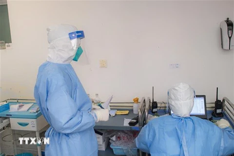 Nhân viên y tế làm việc tại một bệnh viện ở Vũ Hán, Trung Quốc ngày 28/1/2020. (Nguồn: THX/TTXVN) 