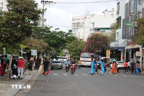 Khách du lịch bộ hành trên đường phố Nha Trang. (Ảnh: Phan Sáu/TTXVN) 