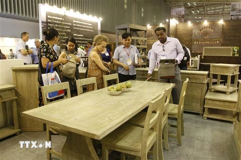 Khách quốc tế tham quan hội chợ VIFA-EXPO 2019.Việt Nam tiếp tục duy trì vị thế dẫn đầu về xuất khẩu đồ gỗ nội ngoại thất tại thị trường EU. (Nguồn: TTXVN) 
