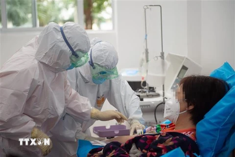 Bệnh nhân nhiễm COVID-19 hiến huyết tương sau khi được điều trị khỏi bệnh, tại trung tâm hiến máu ở tỉnh Hải Nam, Trung Quốc, ngày 17/2/2020. (Nguồn: THX/TTXVN) 