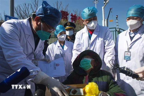 Bệnh nhân nhiễm COVID-19 xuất viện sau khi được chữa khỏi tại bệnh viện dã chiến ở Vũ Hán, tỉnh Hồ Bắc, Trung Quốc, ngày 18/2/2020. (Nguồn: THX/TTXVN) 