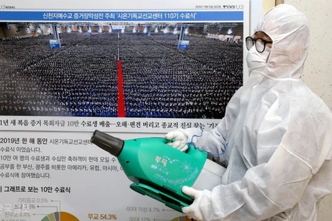 Phun thuốc khử trùng tại một chợ rau củ ở thành phố Daegu, Hàn Quốc, nhằm ngăn chặn sự lây lan của dịch COVID-19, ngày 20/2/2020. (Nguồn: AFP/TTXVN) 