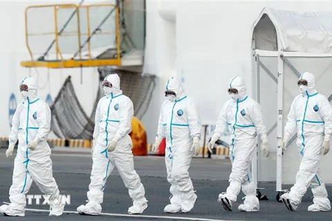 Nhân viên y tế làm nhiệm vụ gần tàu Diamond Princess tại khu vực cảng Yokohama, Nhật Bản ngày 10/2/2020. (Nguồn: ANI/TTXVN) 