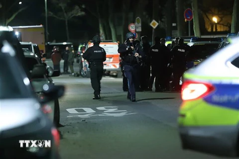 Cảnh sát làm nhiệm vụ tại hiện trường vụ xả súng ở thành phố Hanau thuộc bang Hessen, Đức đêm 19/2/2020. (Nguồn: AFP/TTXVN) 