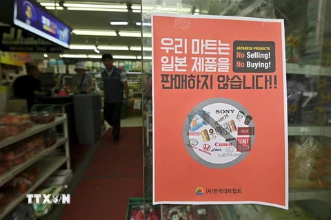Biển thông báo 'Chúng tôi không bán hàng hóa Nhật bản' được treo tại một cửa hàng ở Seoul, Hàn Quốc ngày 17/7/2019. (Nguồn: AFP/TTXVN) 