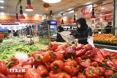 Người dân mua sắm tại một siêu thị ở Trùng Khánh, Trung Quốc ngày 5/2/2020. (Nguồn: THX/TTXVN) 