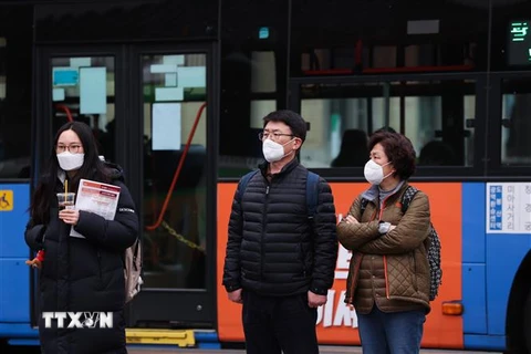 Người dân đeo khẩu trang để phòng tránh lây nhiễm COVID-19 tại Seoul, Hàn Quốc, ngày 21/2/2020. (Nguồn: THX/TTXVN) 