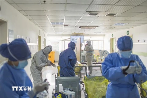 Nhân viên y tế làm việc tại khu vực cách ly của bệnh viện Vũ Hán, tỉnh Hồ Bắc, Trung Quốc ngày 22/2/2020. (Nguồn: THX/TTXVN) 
