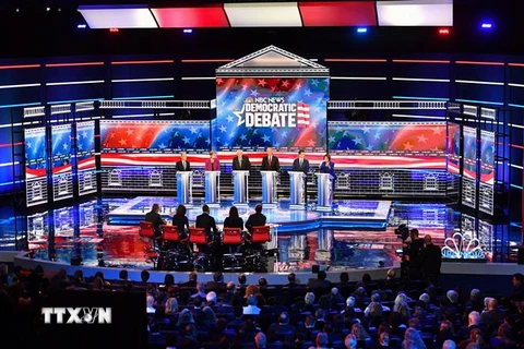 Các ứng cử viên đảng Dân chủ Mỹ tham gia cuộc tranh luận tại thành phố Las Vegas, bang Nevada ngày 19/2/2020. (Nguồn: AFP/TTXVN) 