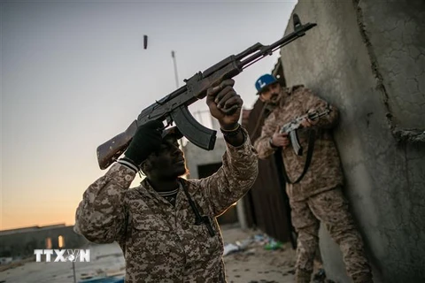 Binh sỹ Chính phủ Đoàn kết dân tộc Libya (LNA) xung đột với lực lượng Quân đội miền Đông Libya (LNA) tại mặt trận Ain Zara ở Tripoli ngày 24/2/2020. (Nguồn: THX/TTXVN) 