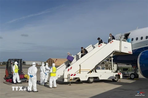 Máy bay chở các công dân Pháp sơ tán khỏi Vũ Hán, Trung Quốc, tâm dịch viêm đường hô hấp cấp COVID-19, về tới sân bay Istres-Le Tube ở Marseille, ngày 9/2/2020. (Nguồn: AFP/TTXVN)