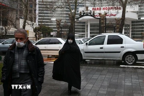 Người dân đeo khẩu trang phòng tránh dịch COVID-19 tại Tehran, Iran, ngày 23/2. (Nguồn: IRNA/TTXVN) 