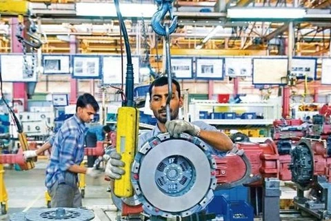 Công nhân làm việc trong một nhà máy ở Ấn Độ. (Nguồn: Mint) 