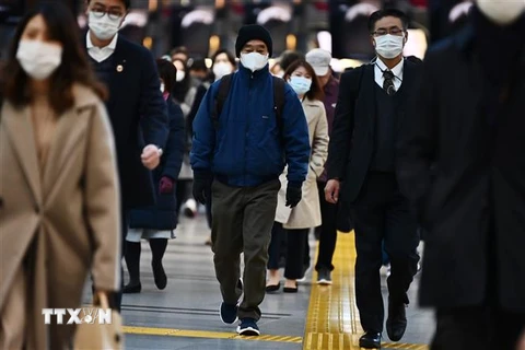 Người dân đeo khẩu trang để phòng tránh lây nhiễm COVID-19 tại nhà ga tàu hỏa ở Tokyo, Nhật Bản, ngày 28/2/2020. (Nguồn: AFP/TTXVN) 